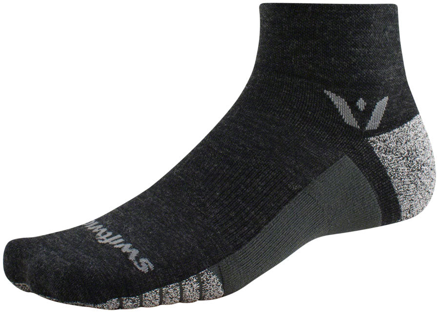 Calcetines Swiftwick Flite XT Trail Quarter Crew - Talla pequeña, color carbón, 2"